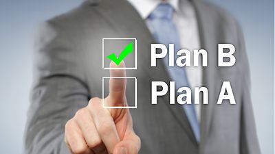 Person wählt Plan B