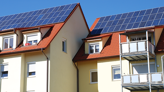 Zwei Häuser mit Solarmodulen auf dem Dach