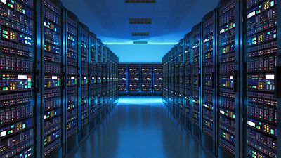 Blick in einen Serverraum mit leuchtenden Displays