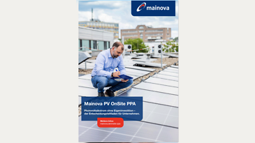 Ein Mann sitzt auf dem Dach zwischen Solar-Modulen