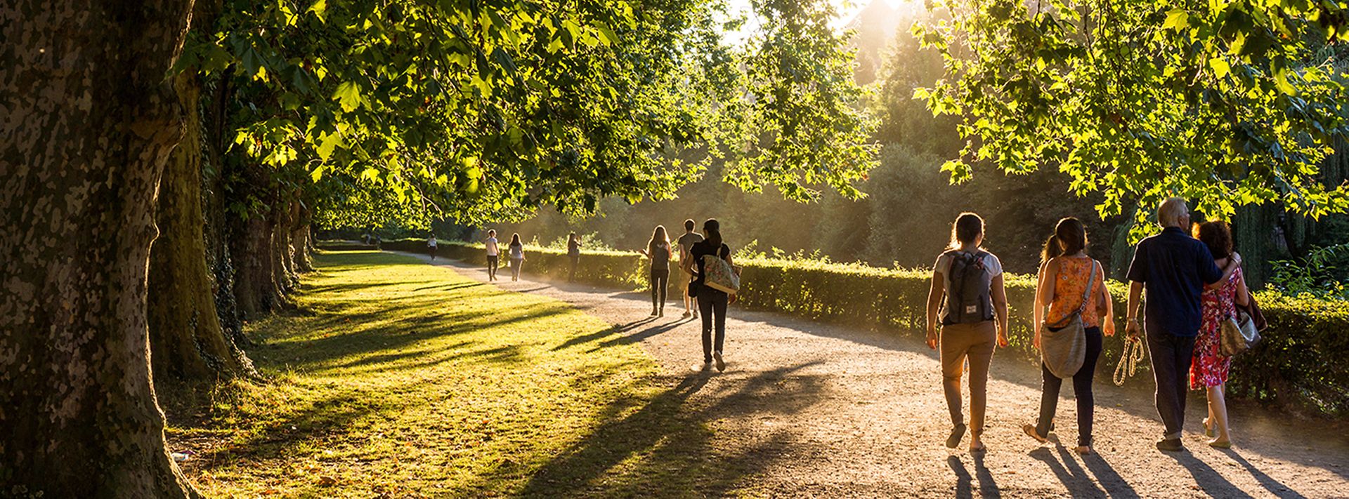 © stock.adobe.com/joh.sch Spaziergänger in einem idyllischen Park
