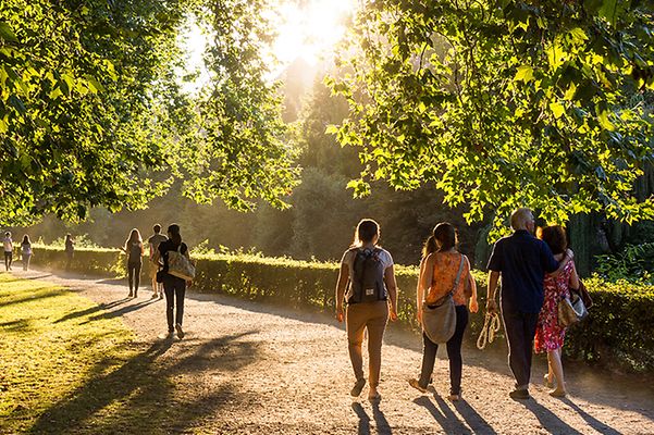Spaziergänger in einem idyllischen Park