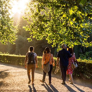© stock.adobe.com/joh.sch Spaziergänger in einem idyllischen Park
