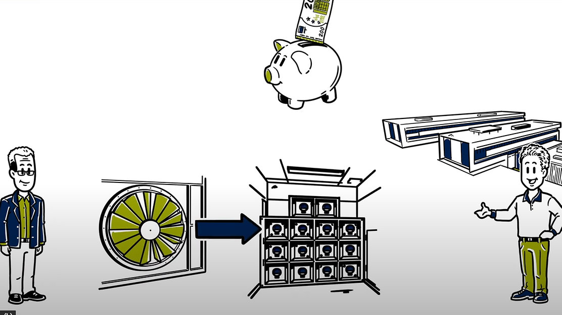 © Mainova Ein Mann steht mit Sparschwein und Ventilator vor Servern und zeigt auf die Technik im Serverraum.