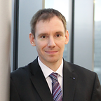 Portrait eines Mannes in schwarzem Anzug