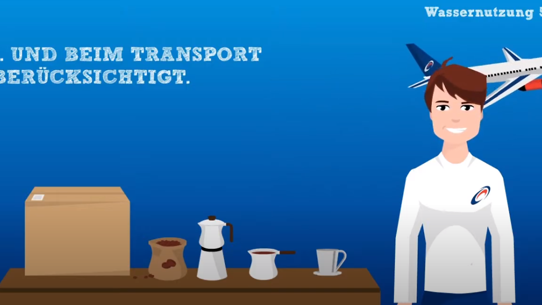 Ein Mann steht neben einem Tisch mit Kiste, Kaffeebohnen, Kaffeemaschine und Tasse. Ein Flugzeug fliegt im Hintergrund.