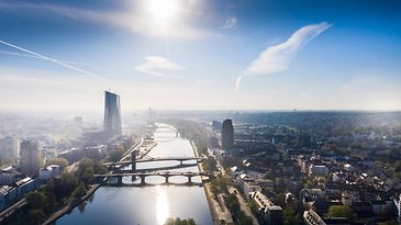 Luftansicht Frankfurt, in der Mitte fließt vertikal der Main.
