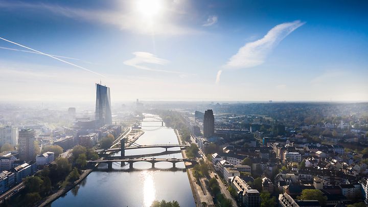 Luftansicht Frankfurt, in der Mitte fließt vertikal der Main.
