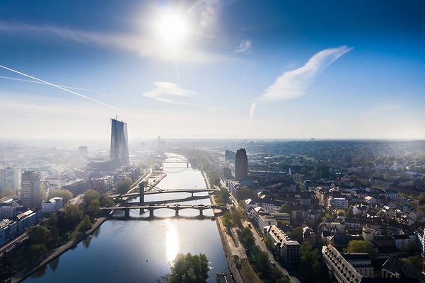 Luftansicht Frankfurt, in der Mitte fließt vertikal der Main.