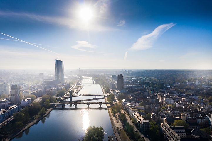 Luftansicht Frankfurt, in der Mitte fließt vertikal der Main.