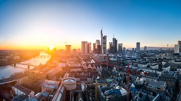 Panorama der Frankfurter Skyline bei Sonnenuntergang.