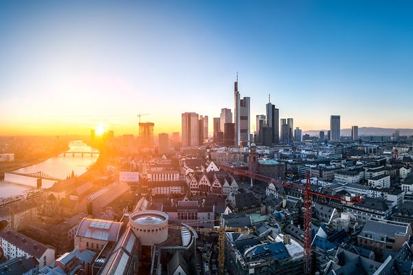 Panorama der Frankfurter Skyline bei Sonnenuntergang.