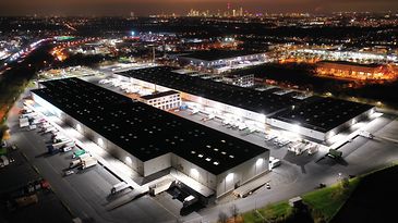 Beleuchtetes Frischezentrum Frankfurt bei Nacht aus der Vogelperspektive