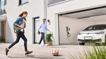 E-Auto wird zu Hause aufgeladen