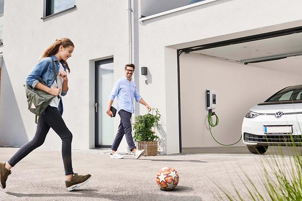 E-Auto wird zu Hause aufgeladen