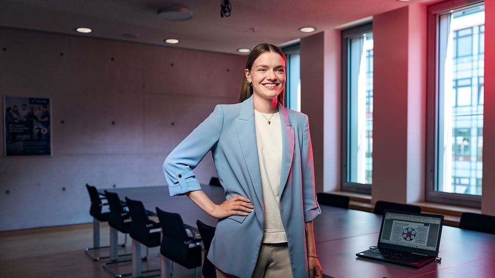 Junge frau lächelt in die Kamera