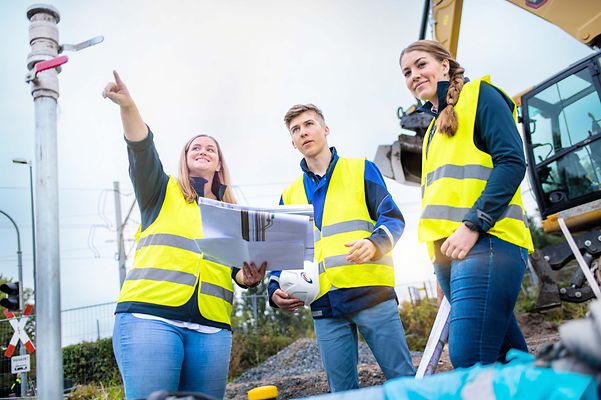 Gruppe Auszubildender prüft den Plan mit der Umgebung ab