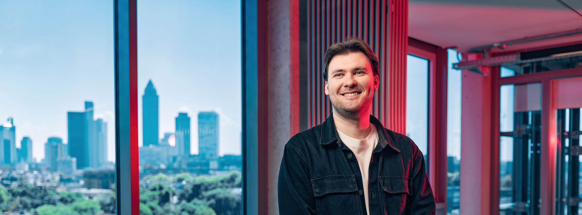Junger Man lächelt in die Kamera