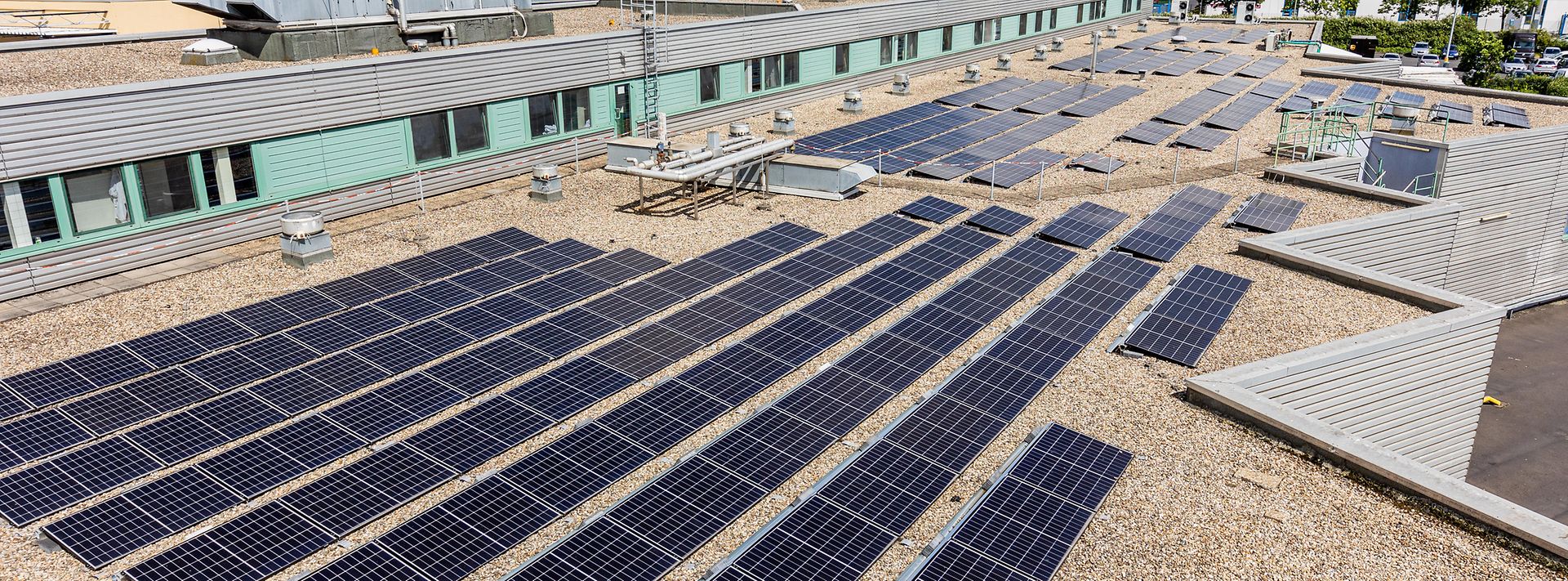 © Mainova Auf einem Flachdach sind zahlreiche Solarpaneele installiert, die Sonnenenergie in Strom umwandeln.