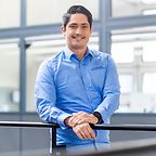© Mainova/DennisMöbus Sven Barufe angelehnt an einem Gelände im Ausbildungszentrum