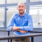 © Mainova/DennisMöbus Jonas Wiedemann angelehnt an einem Gelände im Ausbildungszentrum