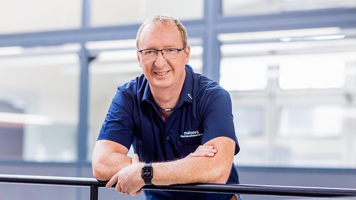 Karl-Heinz Stete angelehnt an einem Gelände im Ausbildungszentrum