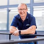 © Mainova/DennisMöbus Karl-Heinz Stete angelehnt an einem Gelände im Ausbildungszentrum