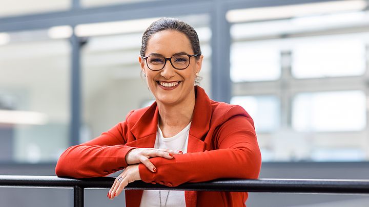 Eva-Maria Galvez angelehnt an einem Gelände im Ausbildungszentrum