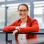 © Mainova/DennisMöbus Eva-Maria Galvez angelehnt an einem Gelände im Ausbildungszentrum