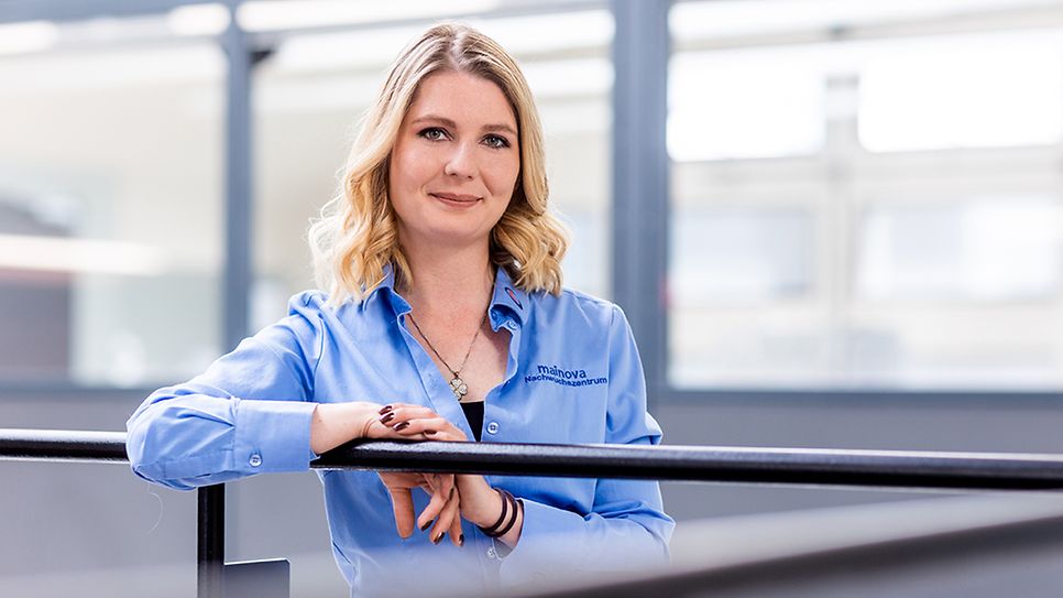 Jasmin Reffel angelehnt an einem Gelände im Ausbildungszentrum