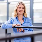 Jasmin Reffel angelehnt an einem Gelände im Ausbildungszentrum